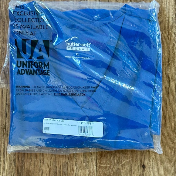 Butter soft scrub top XL - Picture 6 of 6